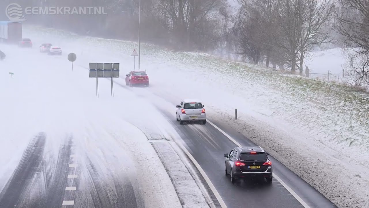 N33 bij Appingedam urenlang gestremd door vastzittende vrachtwagen in stuifsneeuw