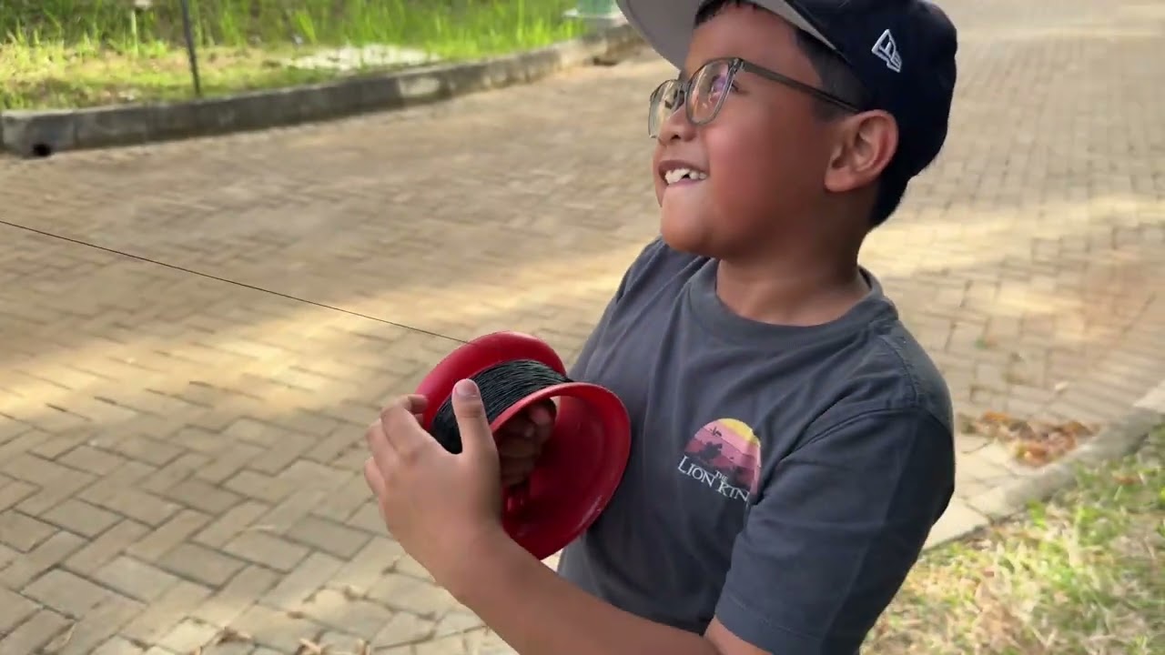 Main layangan di rumah nenek, tapi bikin sedih....