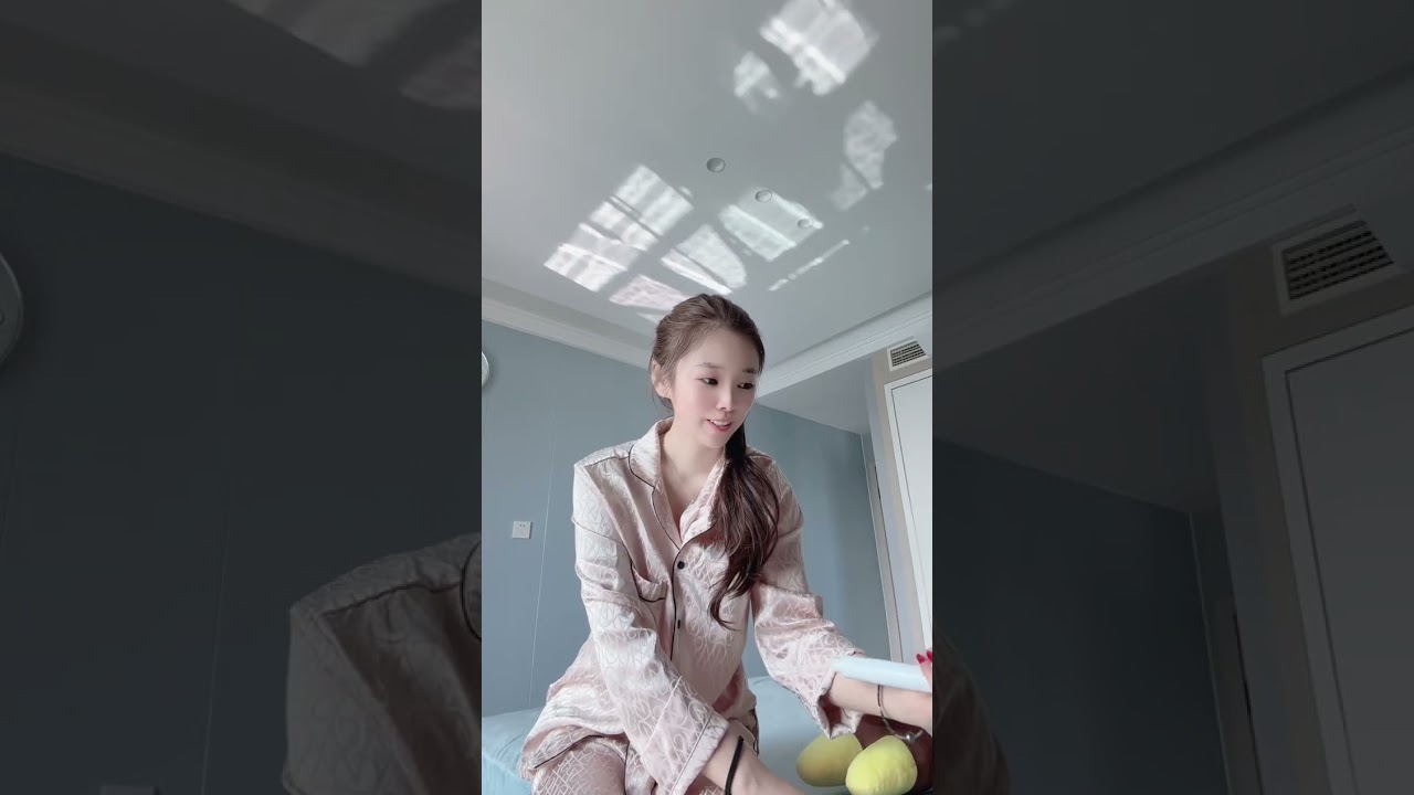 清晨穿睡衣整理床铺🌅 (朝、パジャマでベッドメイキング) Making the Bed in Pajamas in the Morning