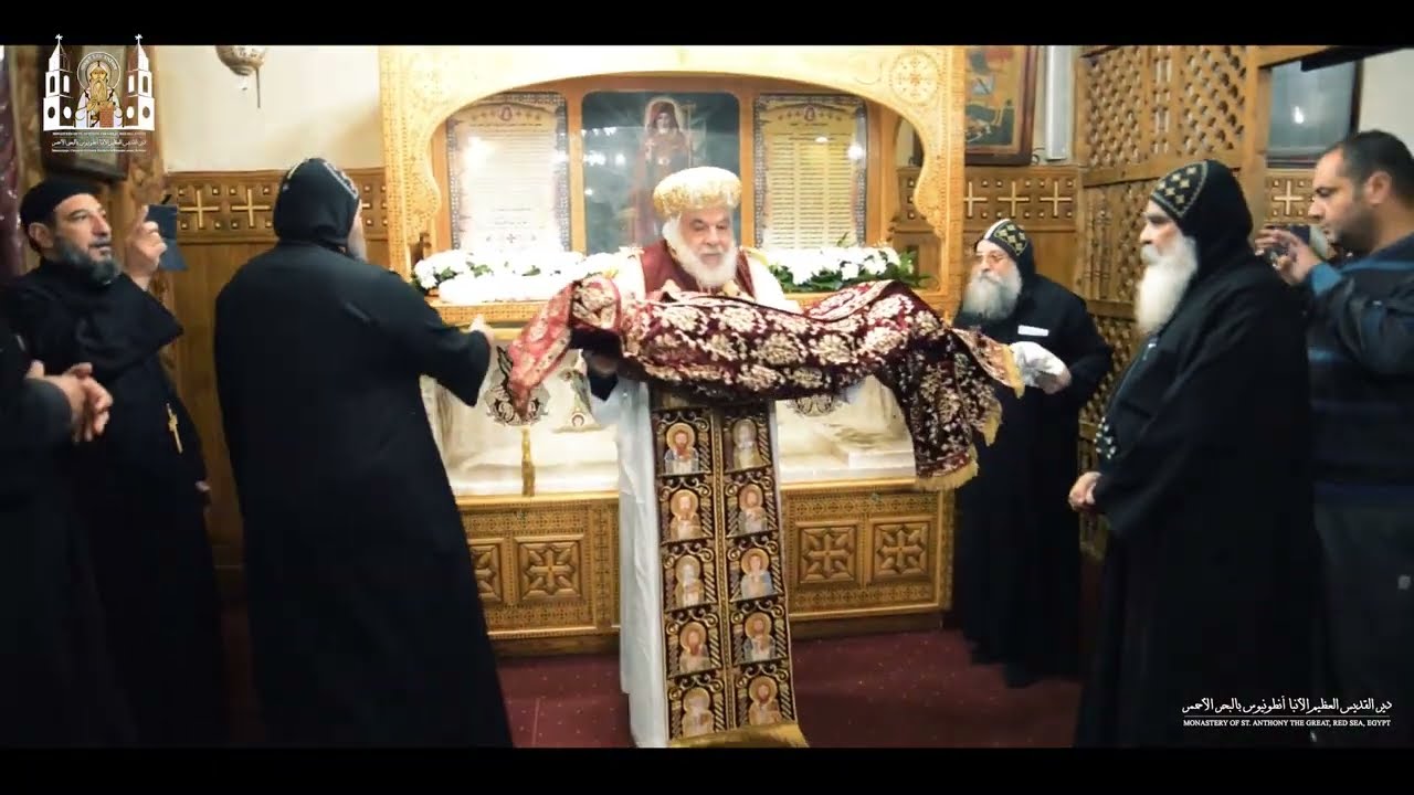 لحظة خروج جسد القديس الأنبا يوساب الأبح من المقصورة الخاصة به. St. Anba Youssab Al-Abbah