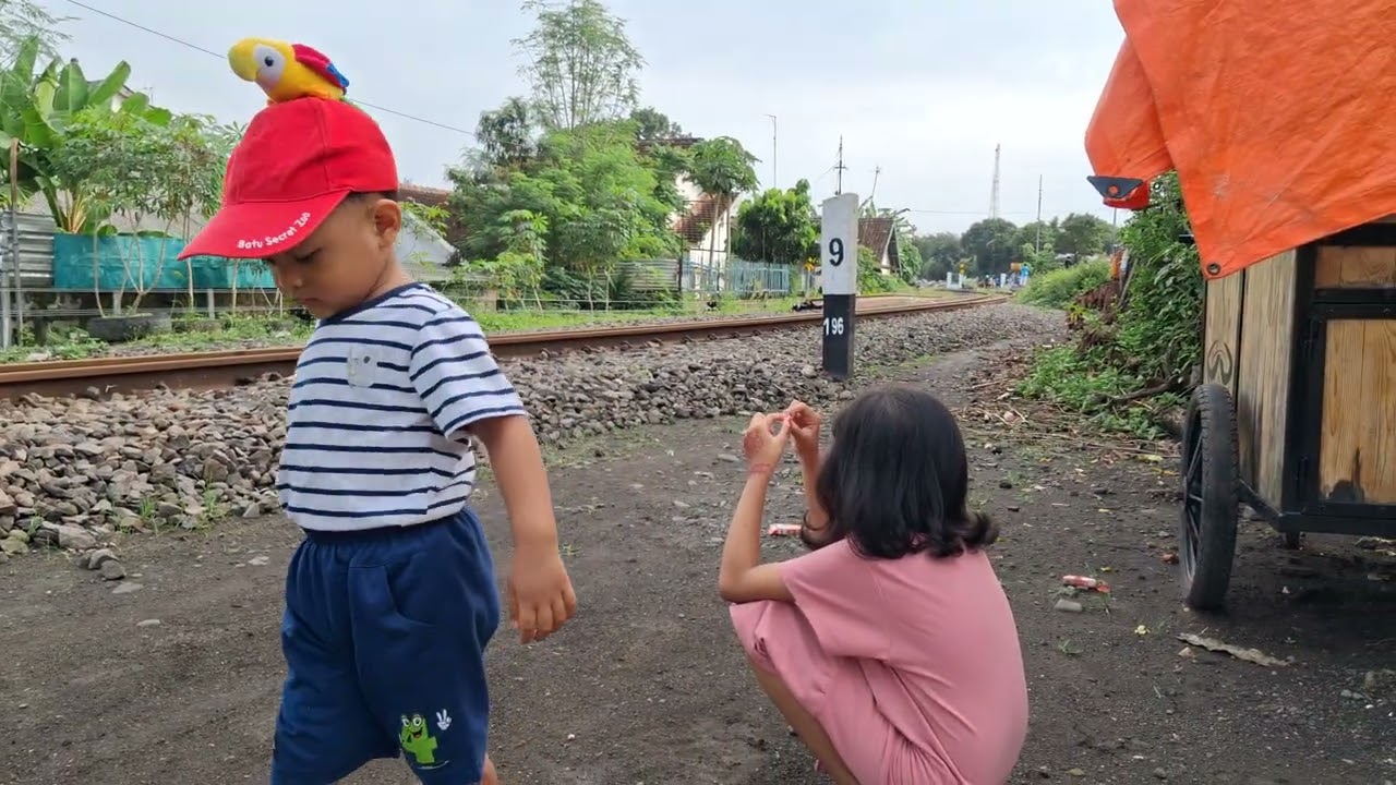 Menunggu Kereta Sri tanjung  lewat stasiun Jember