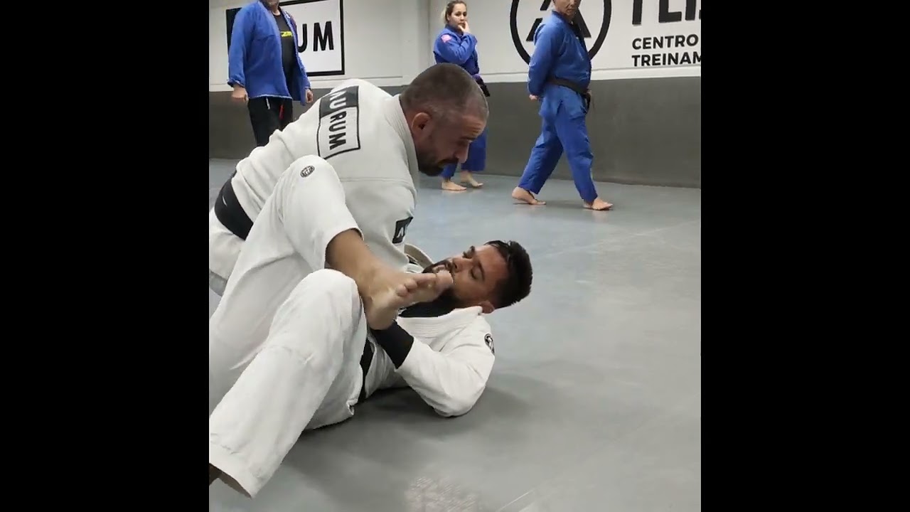 Estrangulamento partindo do joelho na barriga