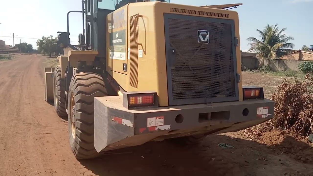 mostrando como olhar os níveis de óleo da máquina pá carregadeira XCMG LW 300 KV.