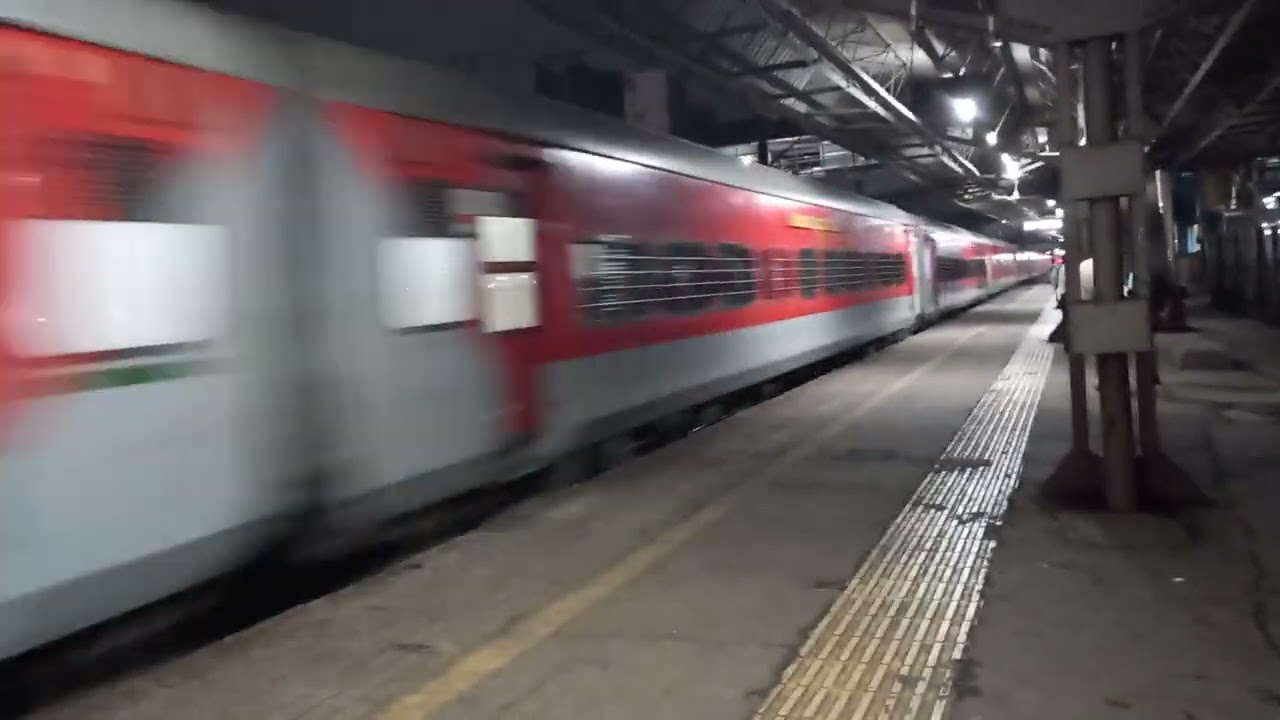 12955 mumbai Jaipur superfast express attacking bhayander station