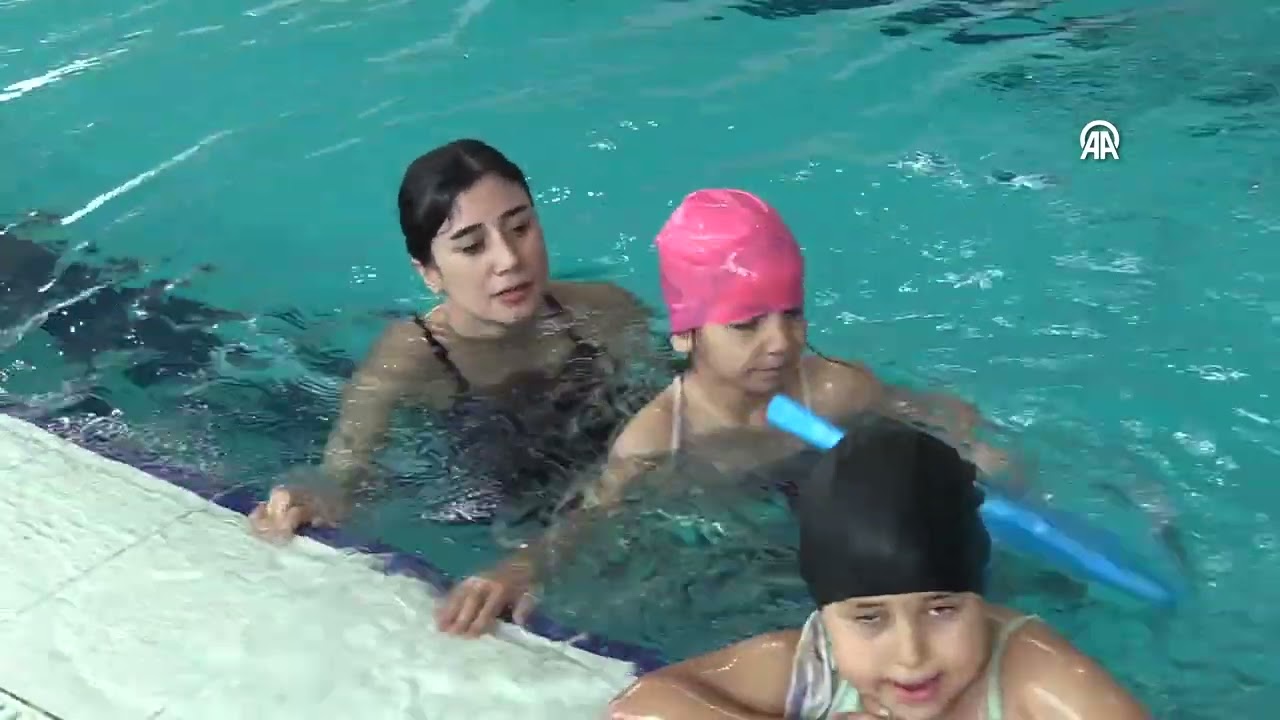 Osmaniye'de köy çocukları olimpik havuzda yüzme öğreniyor