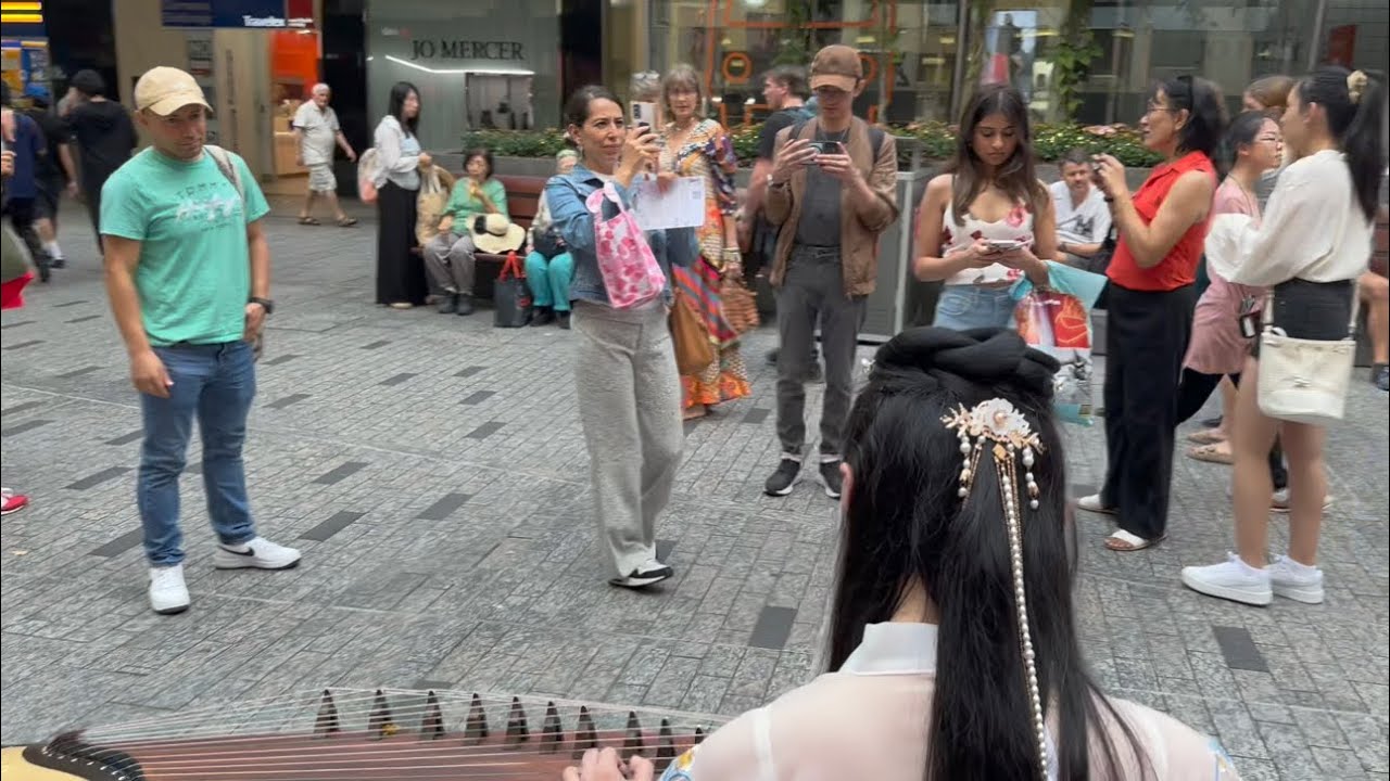 风含情水含笑：澳洲布里斯班街头古筝演奏！异国街头响起经典旋律，瞬间回忆杀来袭! / Traditional Chinese GuZheng Music 