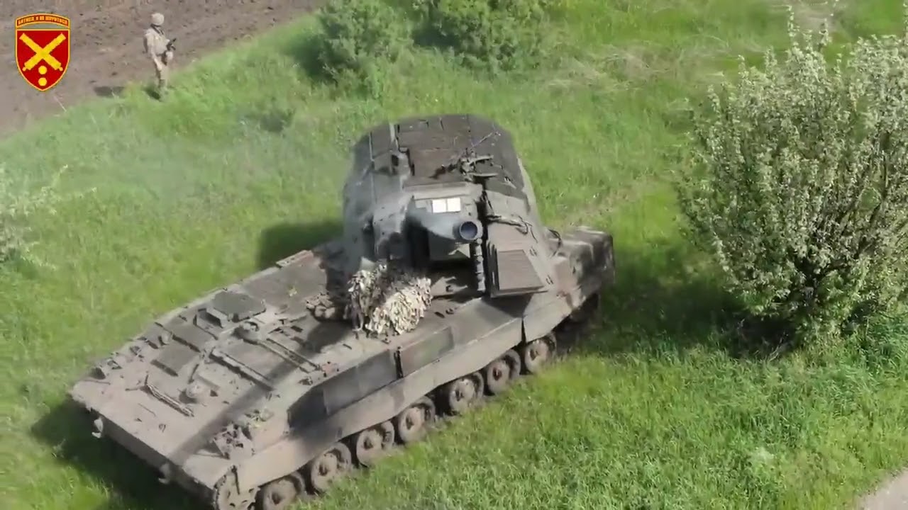 Eine selbstfahrende Haubitze PzH 2000 der ukrainischen 43. Brigade feuert.