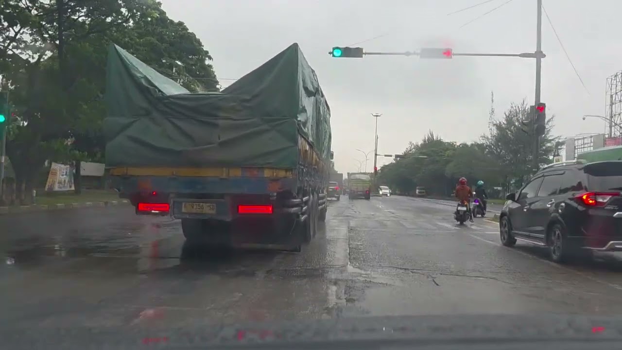 Jalan Yos Sudarso, Tanjung Mas Semarang, menghubungkan jalan Kaligawe, Pelabuhan dan Tol Ngalian