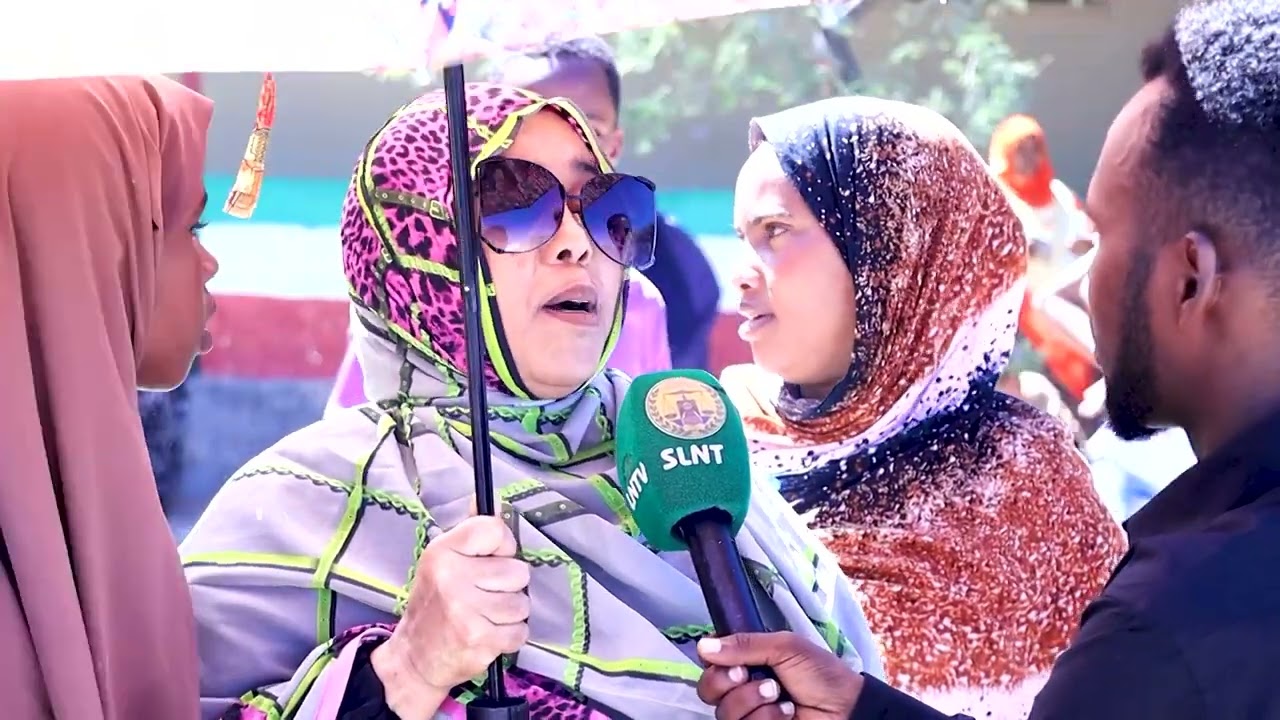 Qaar ka mid ah dadweynaha ka codaynaya xaafada biyo dhacay ee Hargeysa oo dareenkooda muujiyay.