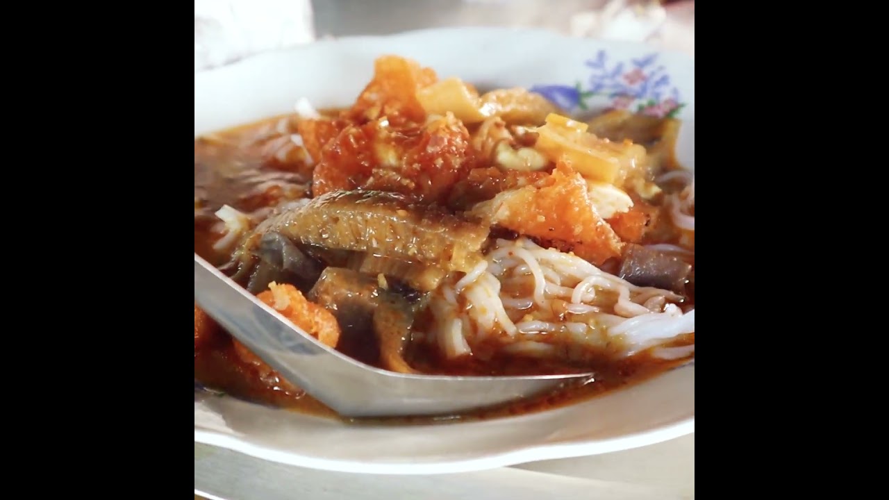 Mohinga and Assorted Fritters &ndash; A Beloved Burmese Breakfast