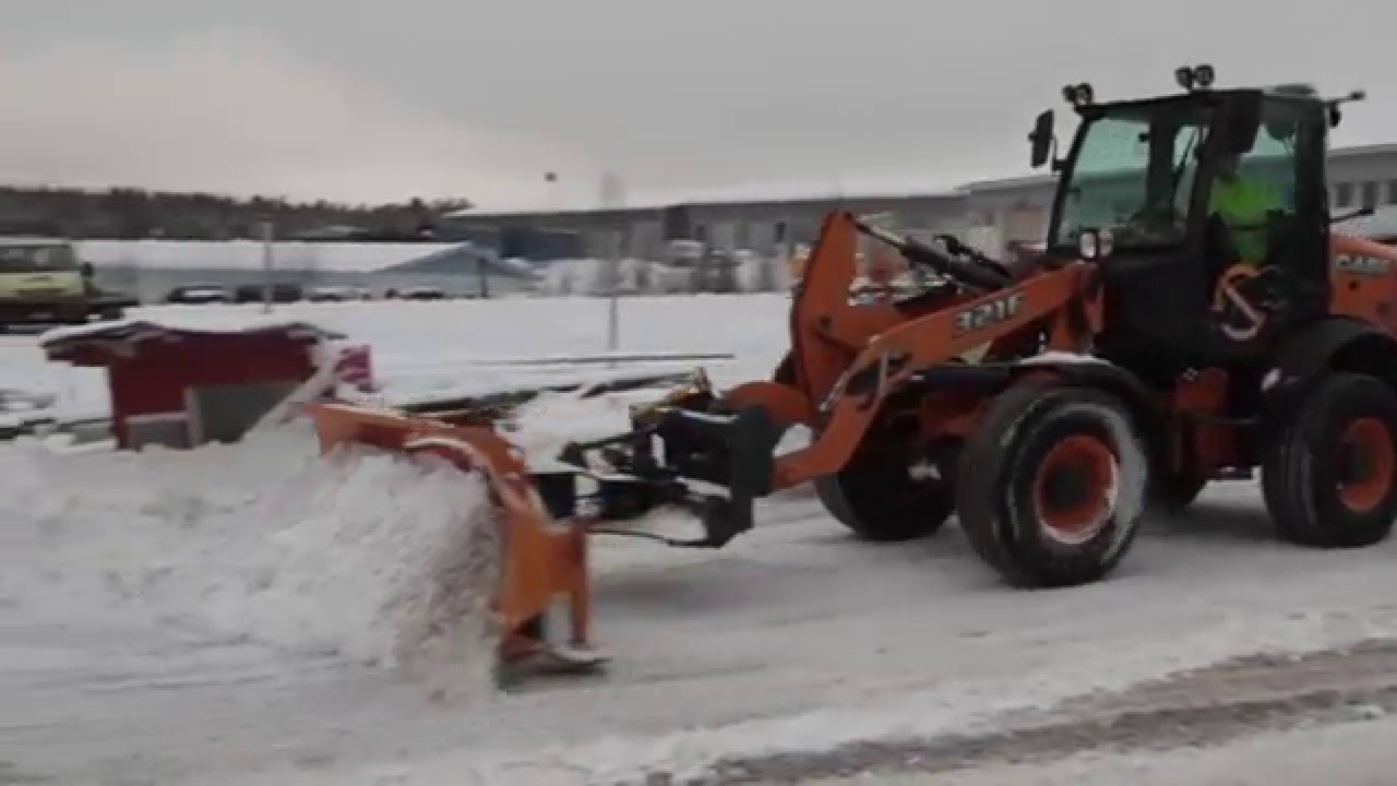 Case 321F -py&ouml;r&auml;kuormain Koneviestin kokeilussa