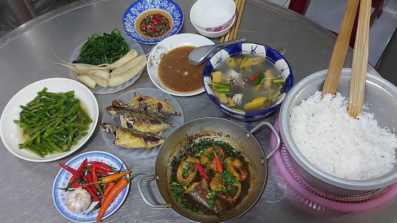 Bữa cơm đơn giản cá đồng nấu canh chua điều và cá đồng kho khô củ cải trắng luộc chấm mắm nục 