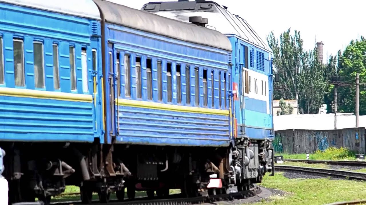 Тепловоз ТЕП70-0087 з поїздом № 375 Харків - Херсон
