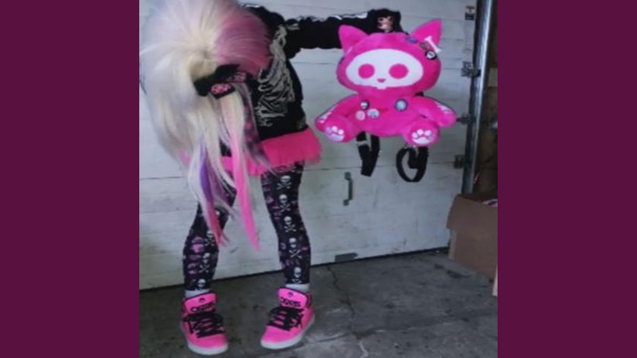 on her knees X_x (feat. 6arelyhuman & PearlBlade)