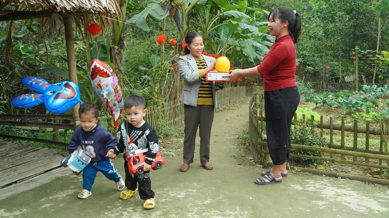 Тетский рынок, последний день 2025 года — радостный момент для двоих детей.