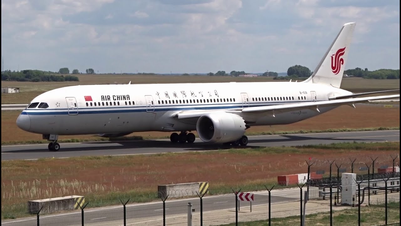 CLOSE-UP | Air China Boeing 787-9 Dreamliner Takeoff at Budapest Airport