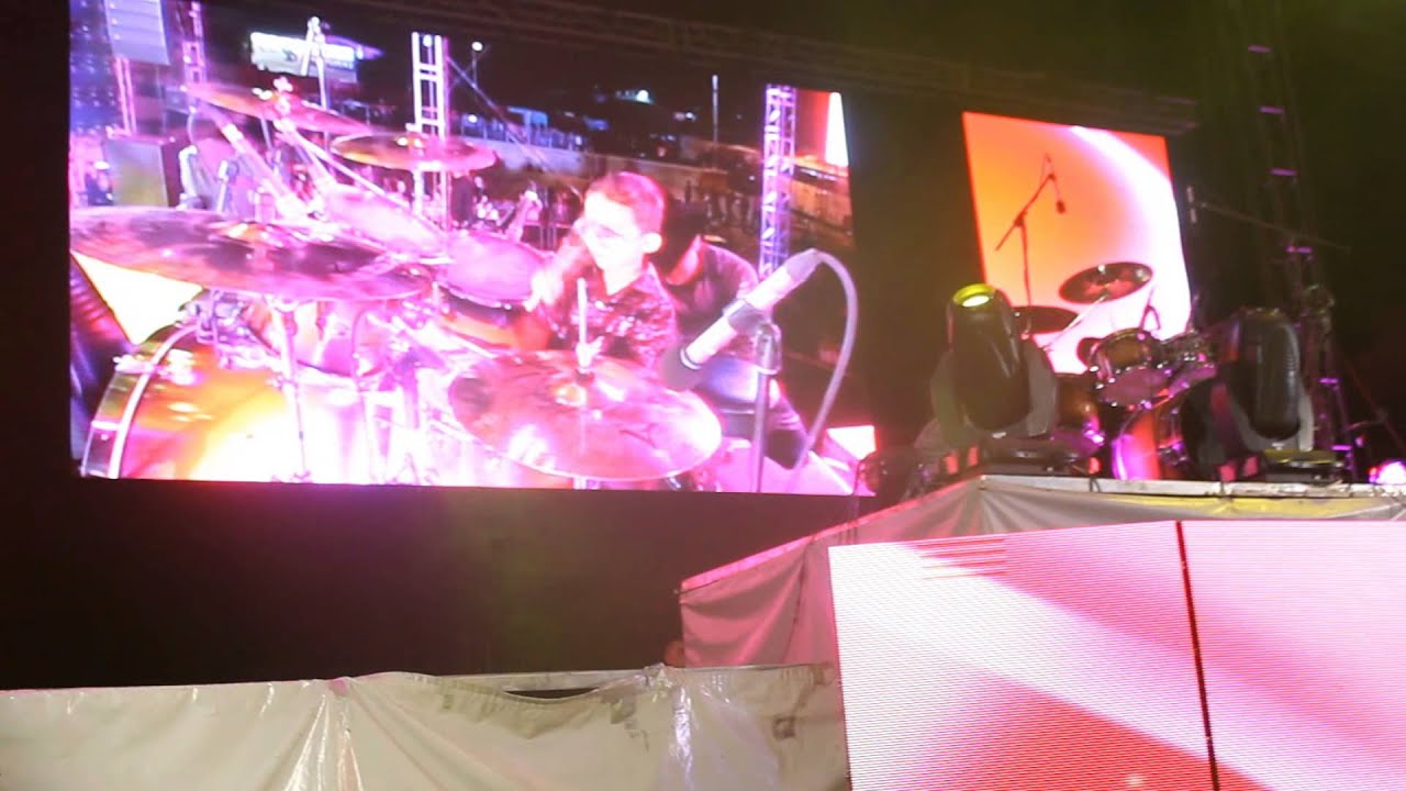 Gerardito tocando la bateria con Calibre 50