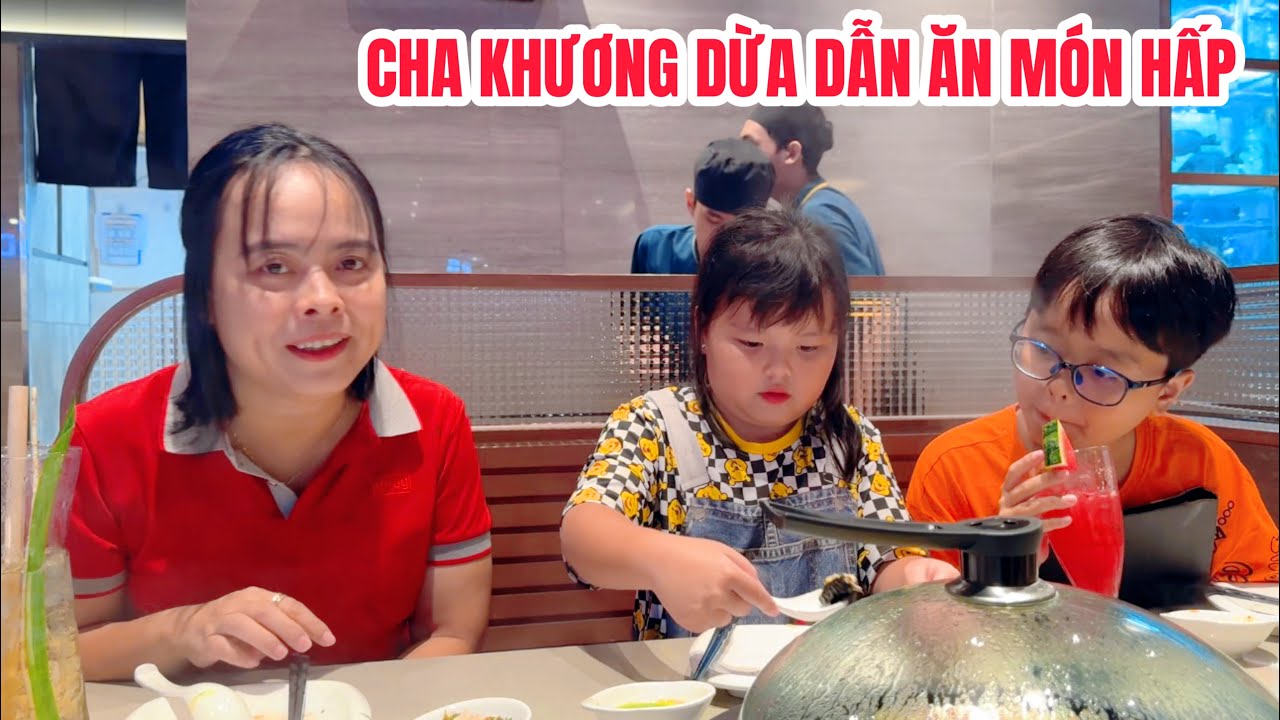 Cha Khương Dừa dẫn Trà Sữa đi ăn món hấp, ghẹo các bạn phục vụ cười muốn nội thương