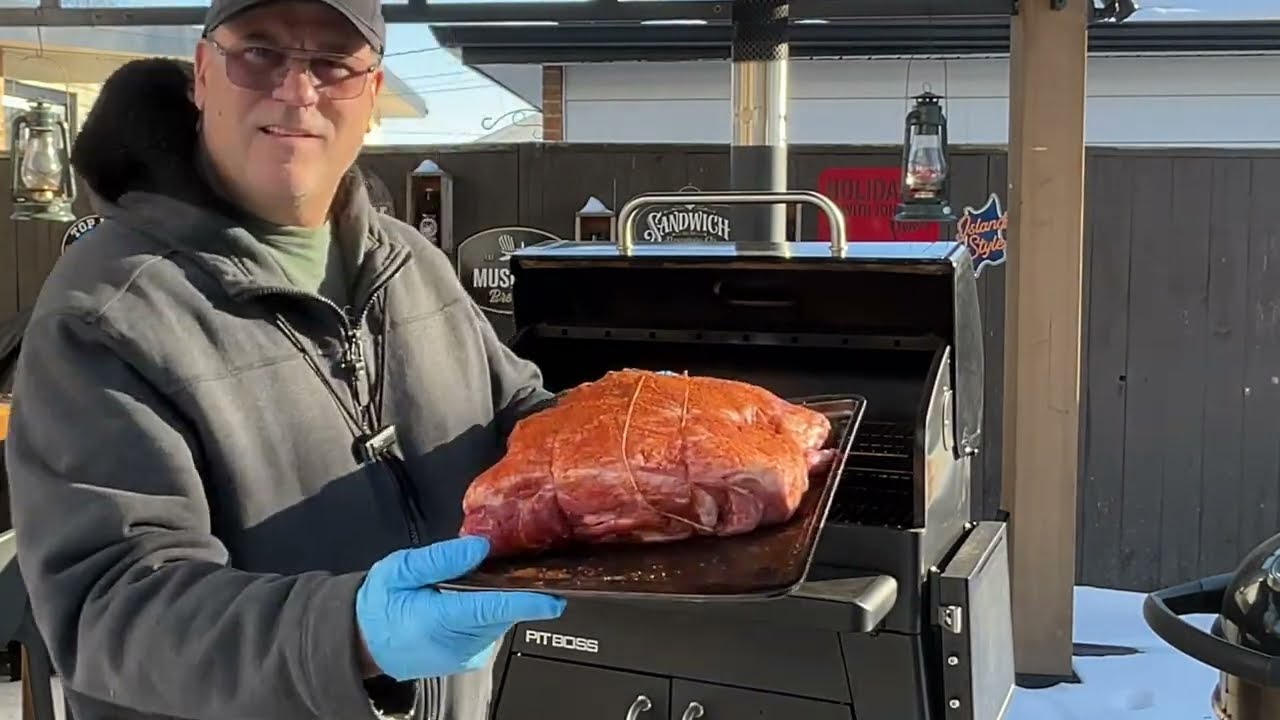 Жаркое из свиной лопатки, приготовленное в печи Pit Boss в морозный день.