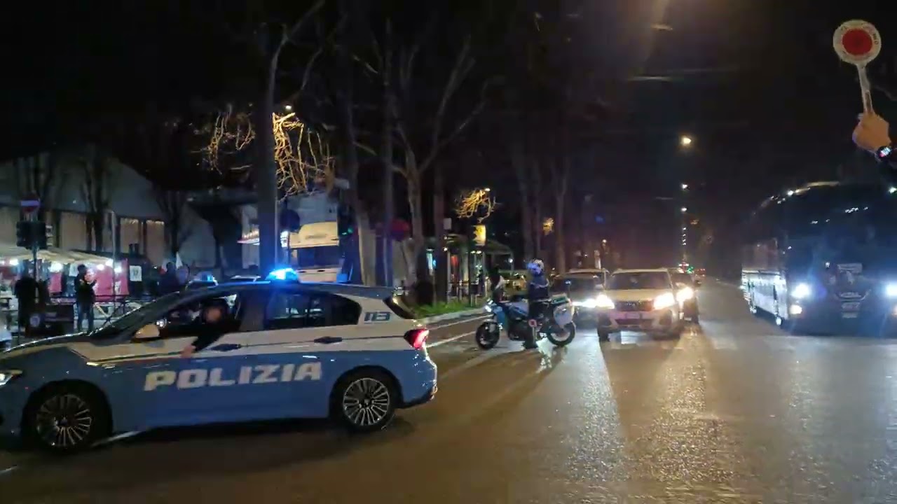 INCREDIBILE ma vero , l'arrivo del pullman del Torino e nessuno tifoso ad accoglierlo .