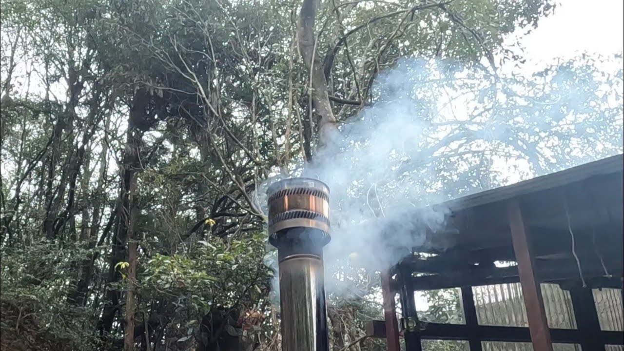 【山小屋024】時計型薪ストーブの煙突設置　雨が降る山で、まったりとした山小屋生活　薪割り　焚き火