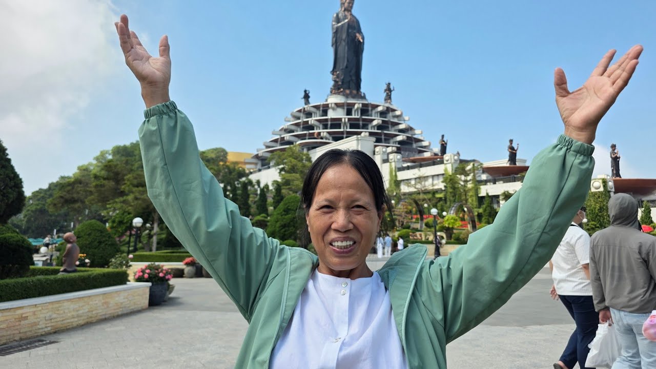 Cún và Tít cùng bà nội đi cáp treo núi Bà Đen