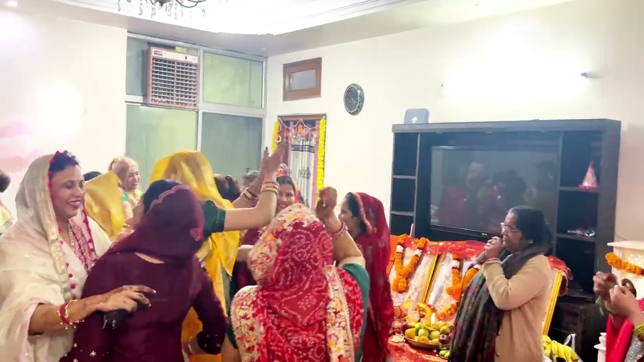  #कीर्तन में हुआ जमकर डांस💥राजस्थानी बहनों ने मचाया तहलका#मधु दीक्षित के लोकगीत 