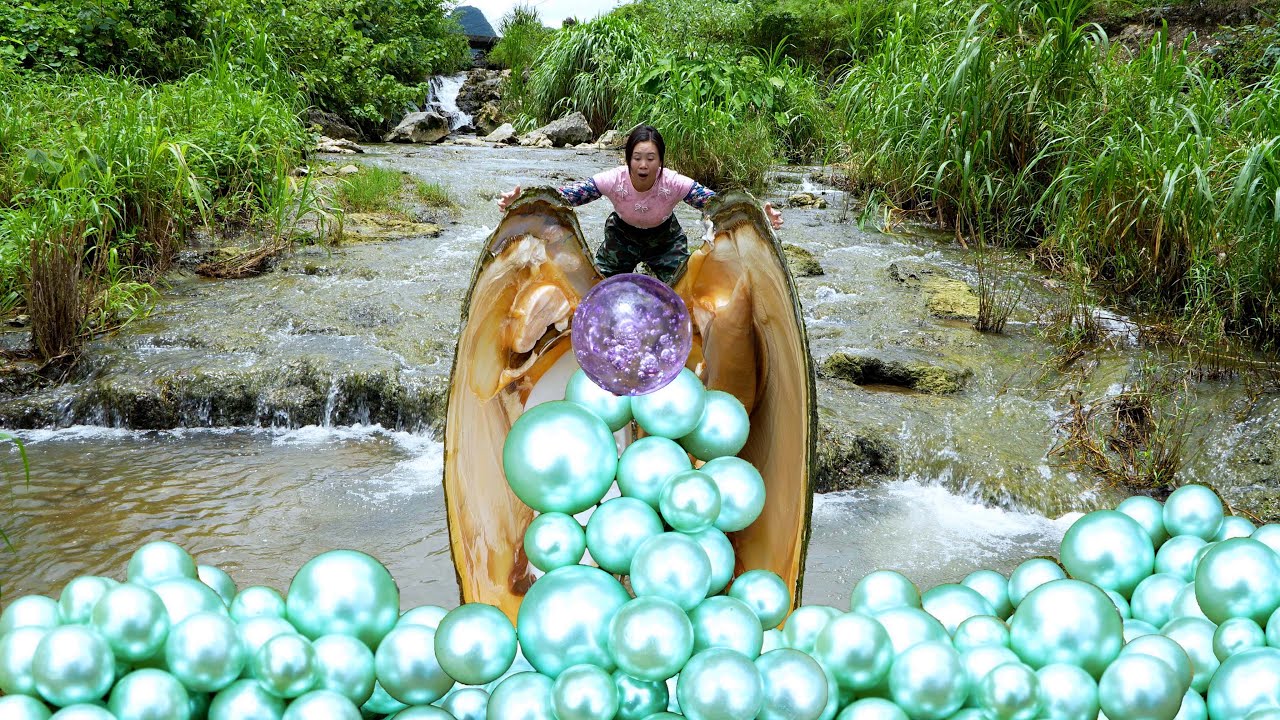 😱When I pried open the giant clam, countless high-quality pearls flowed out, surprising me