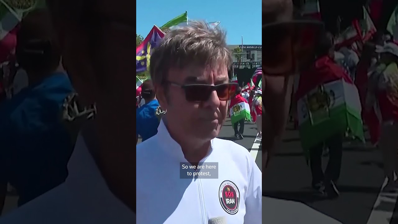 Сотни людей протестуют против иранского правительства на открытии Чемпионата мира по футболу