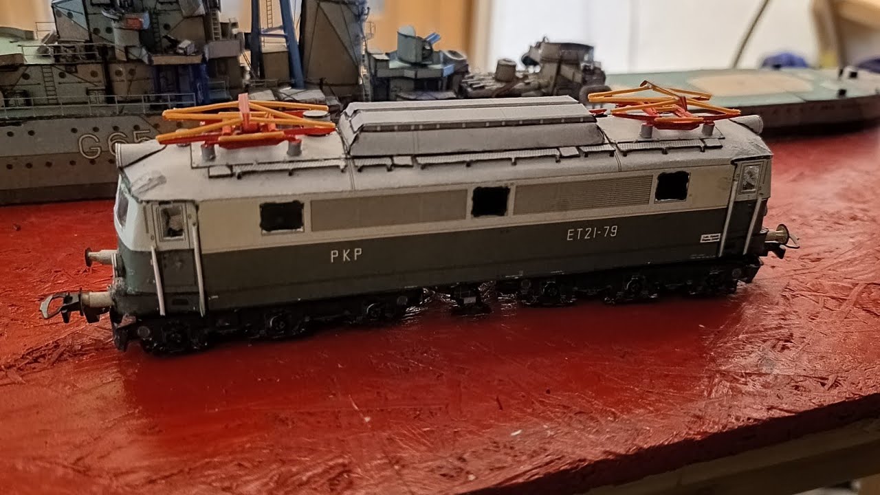 Sputnik gotowy Model Kartonowy ET21-79 w wersji jeżdżącej bez napędu Lokomotywa wydawnictwa ZETKA H0