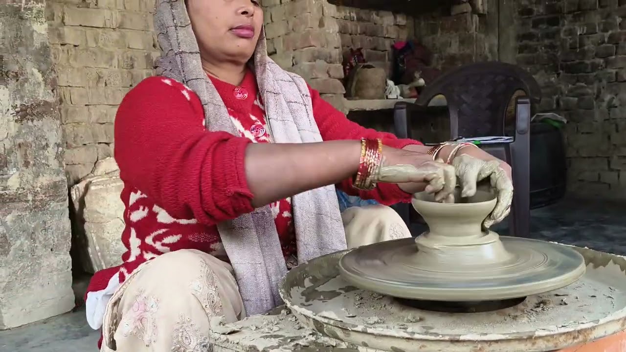 मिट्टी के बर्तन बन रहा दोस्त लाइक सब्सक्राइब जरूर करना 🙏🙏