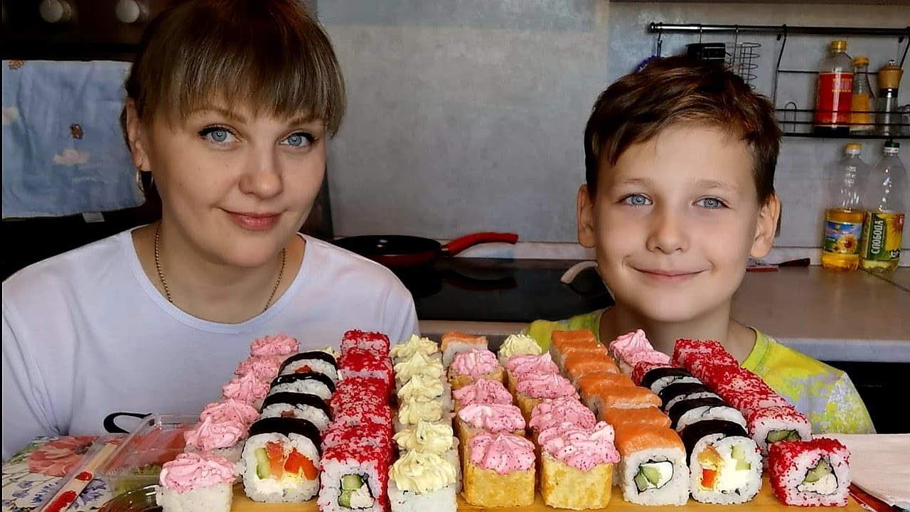 Мукбанг Роллы 56шт/Отвечаем на вопросы /Завтра уезжаю 🙄