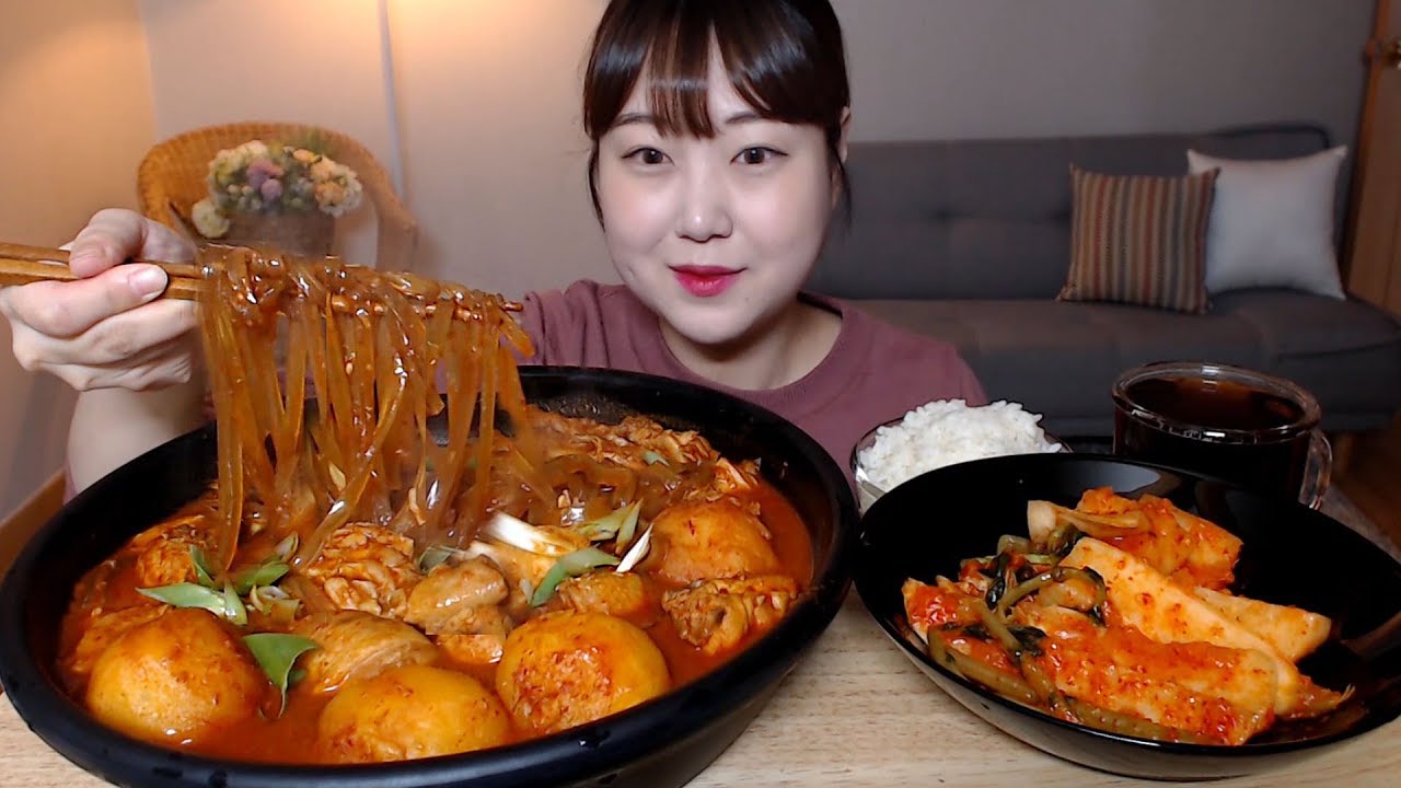 감자 당면 듬뿍 넣은 매콤한 닭볶음탕과 총각김치 먹방 Spicy Braised Chicken Kimchi Korean food mukbang Eating sound