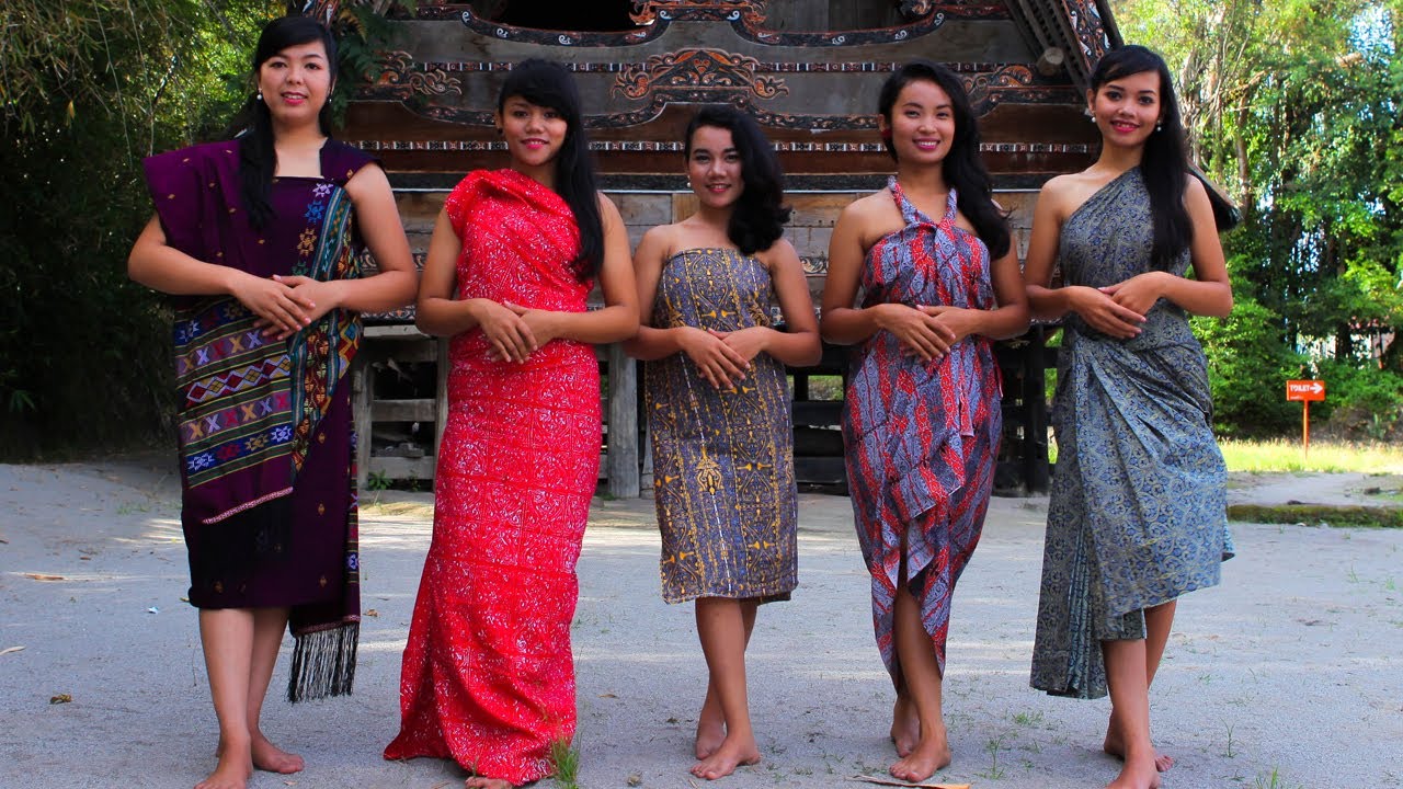 Samoland Dancer X Sakkamadeha Gallery | Kain Ulos Batak