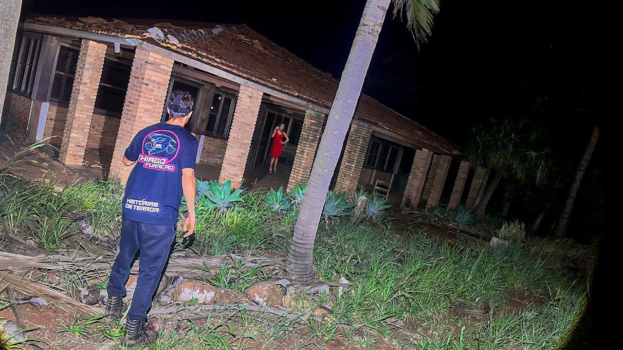 В заброшенном ресторане меня ждала женщина.