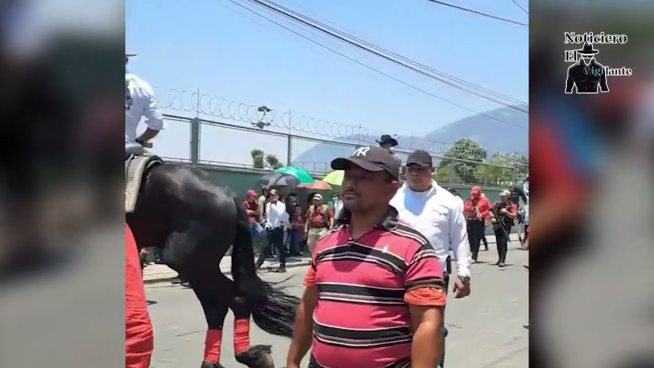 Hombres fuertemente armados acompa&ntilde;aron un desfile h&iacute;pico en Amatitl&aacute;n