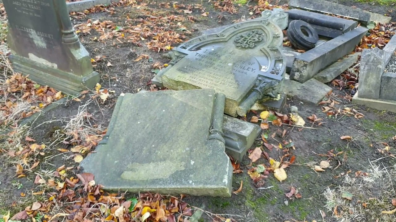 Crutchley Graves at Bloxwich Cemetery, 8th October 2022.