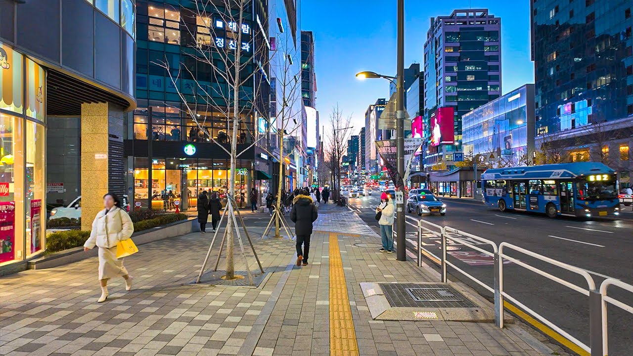 Friday Night Hongdae Street The winter season has begun in Seoul | Walking Tour Korea 4K HDR
