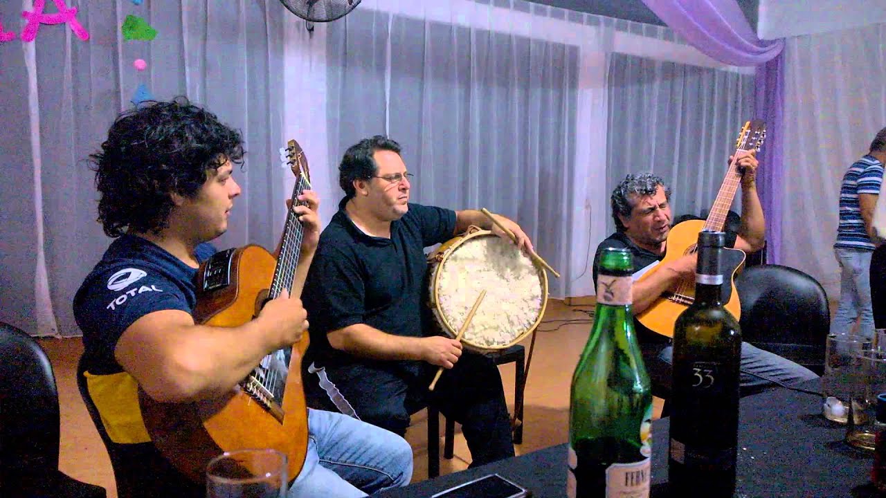 Marcelo Flores , Karlos Roldan y Guilly Amin en guitarreada