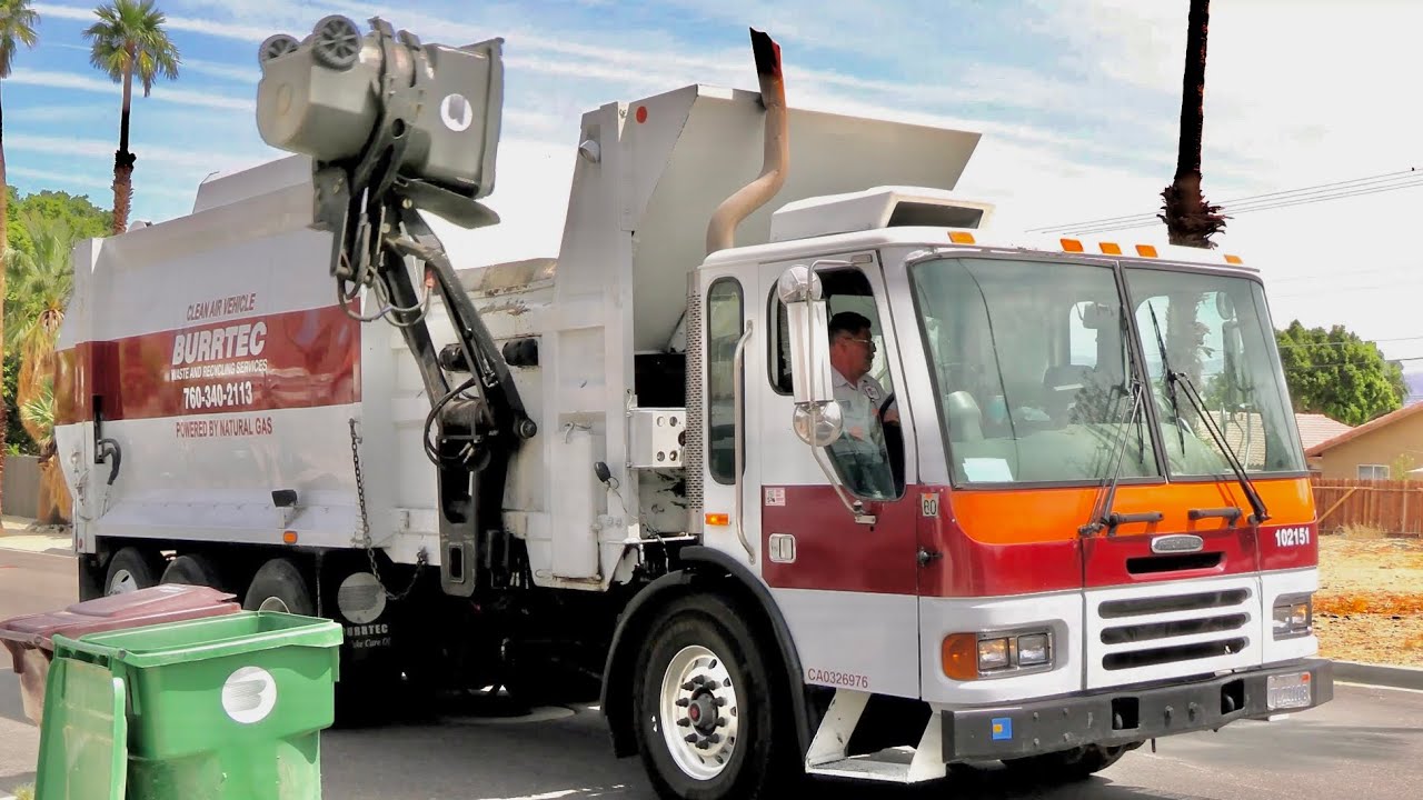 Freightliner Condor - McNeilus AFE Side Loader Garbage Truck￼