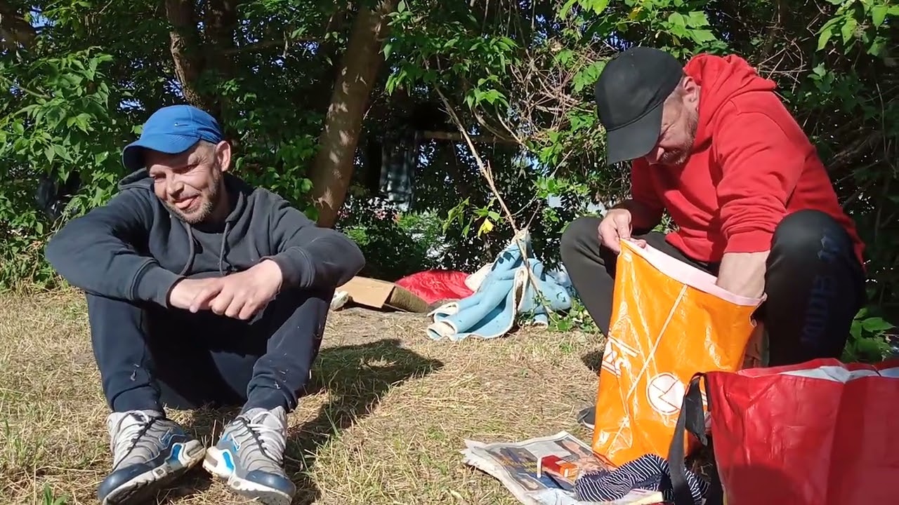 Bezdomni - Zbieramy butelki po nocy ile uzbieraliśmy ?