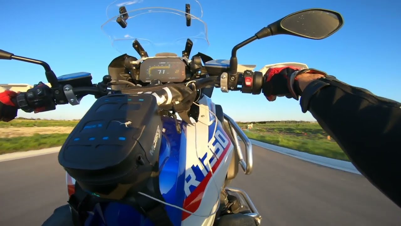 BMW R1250GS легко ездит на заднем колесе
