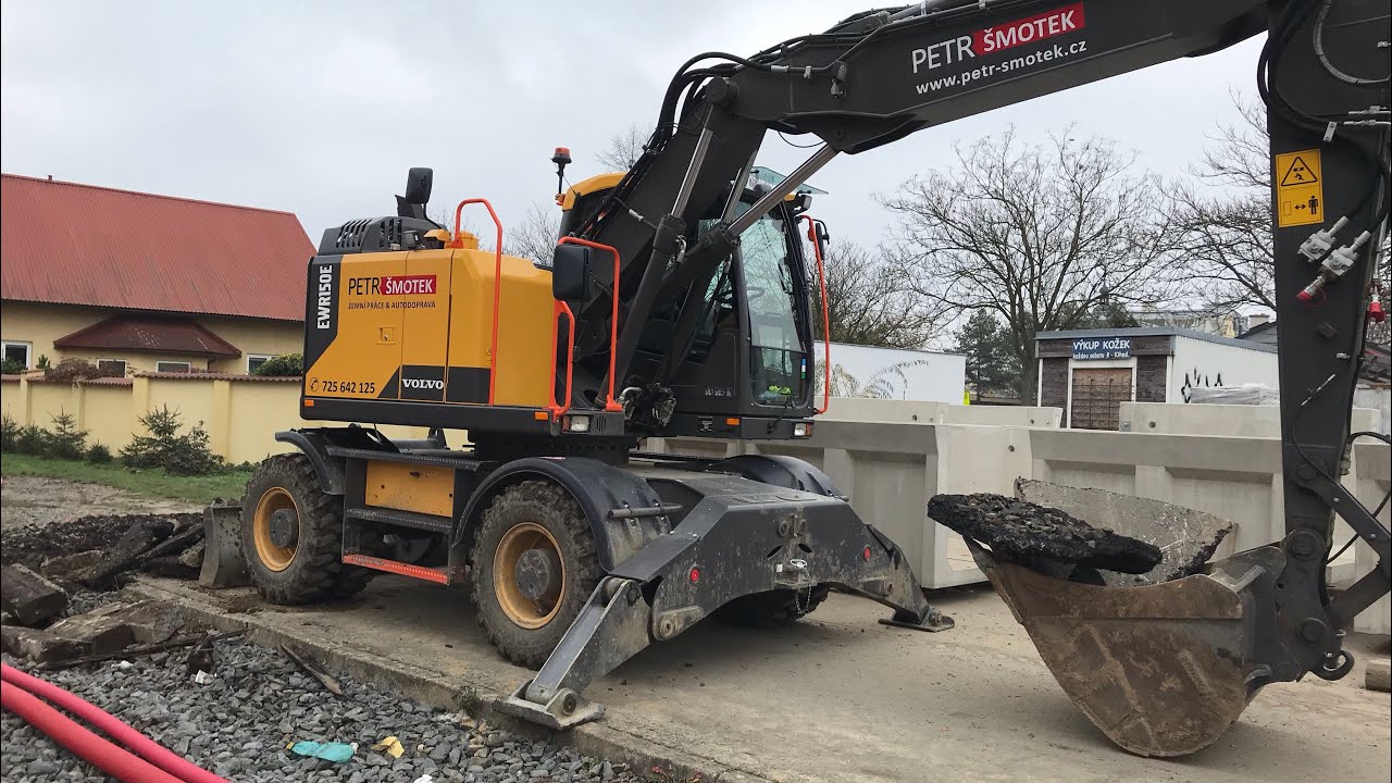Working at the railway station🚉 | Volvo EWR 150E loading asphalt | 4K
