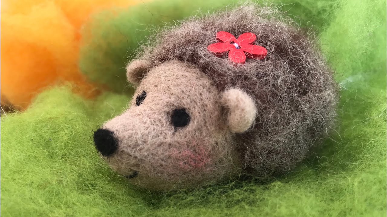 Needle felting a little hedgehog - tutorial