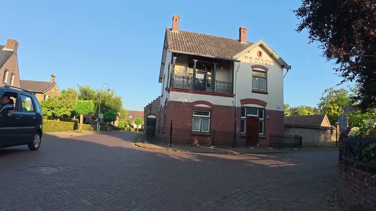 Aarle-Rixtel. Klapperende klepjes en toeterende oudjes.