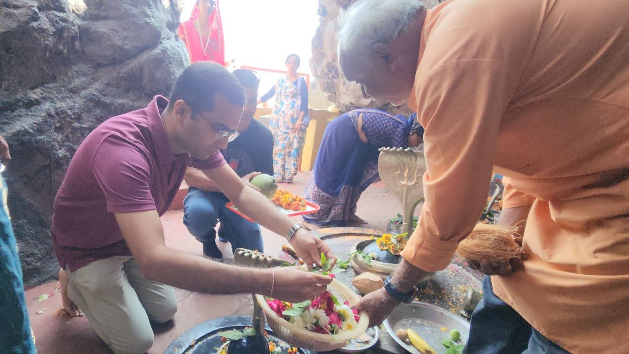 ગંગેશ્વર મહાદેવ મંદિરે મહા શિવરાત્રીને લઇ ભક્તો ની ભીડ, ભક્તોએ પૂજા અર્ચના  દર્શનનો લીધો લાભ#diunews