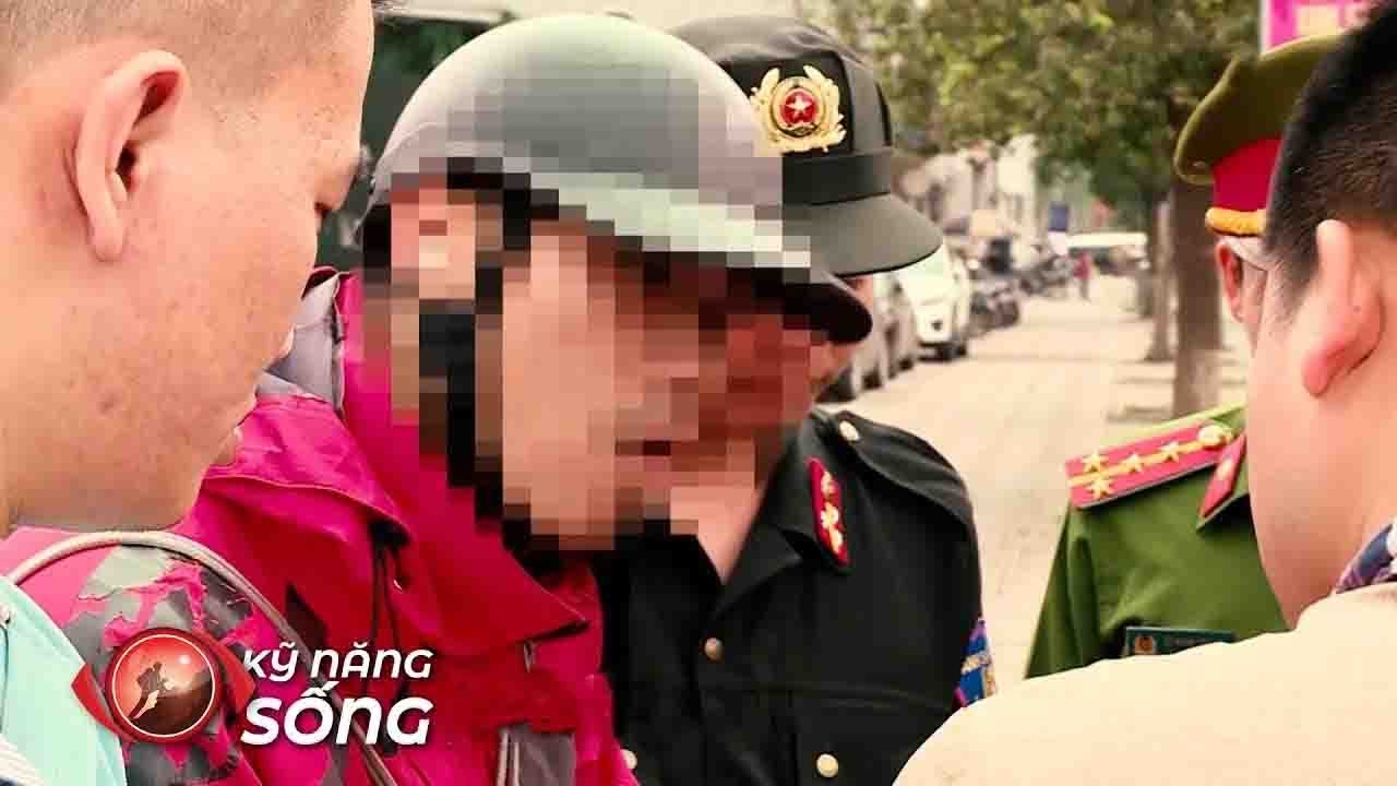 Cảnh sát 141 còng tay, áp giải shipper vận chuyển 'hàng cấm' về 'đồn'