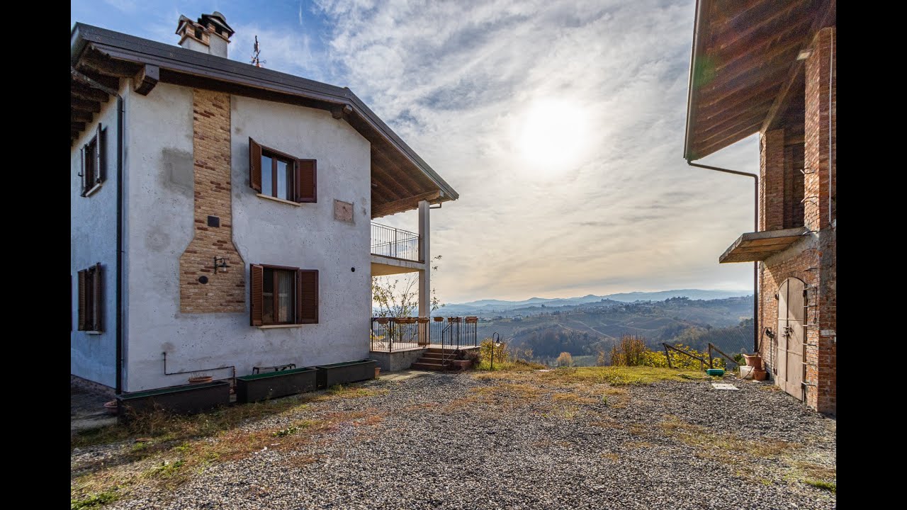 Splendido casale immerso nel verde delle colline dell'Oltrepò Pavese