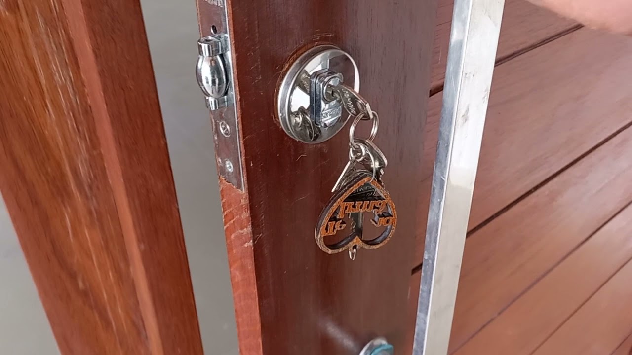 como concertar uma fechadura de porta pivotante que está sem abrir