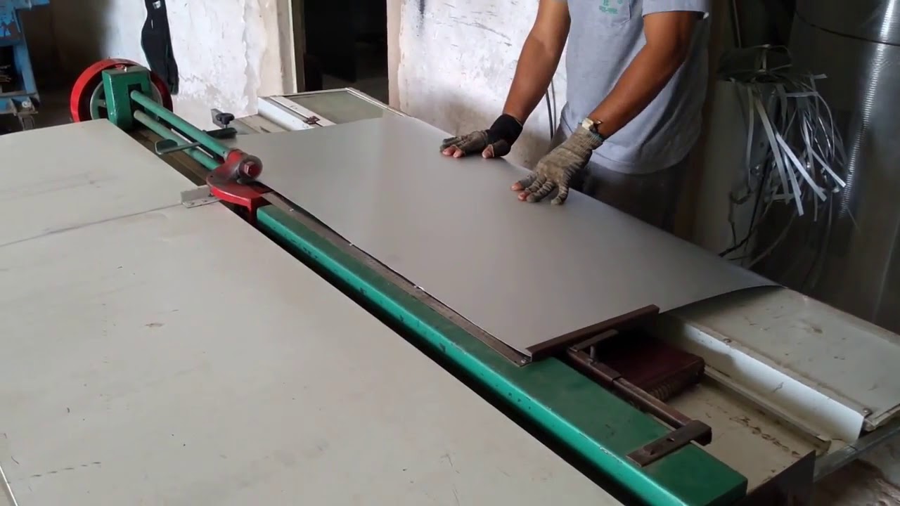 Tesoura rotativa Corso com mesa adaptada.